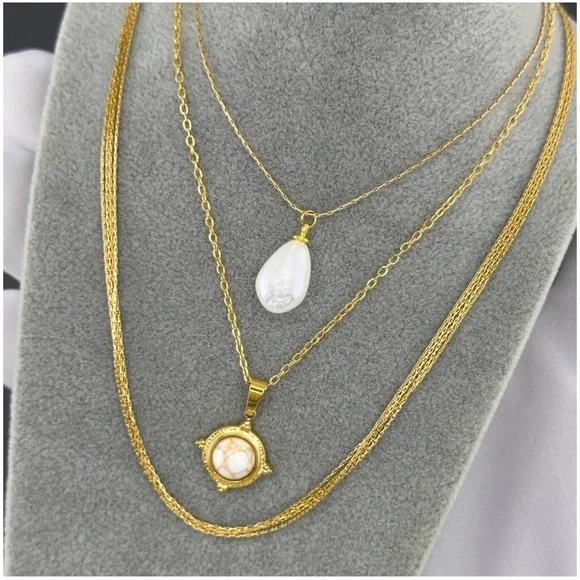 B3. Drop Pearl Necklace - Picture 2 of 2